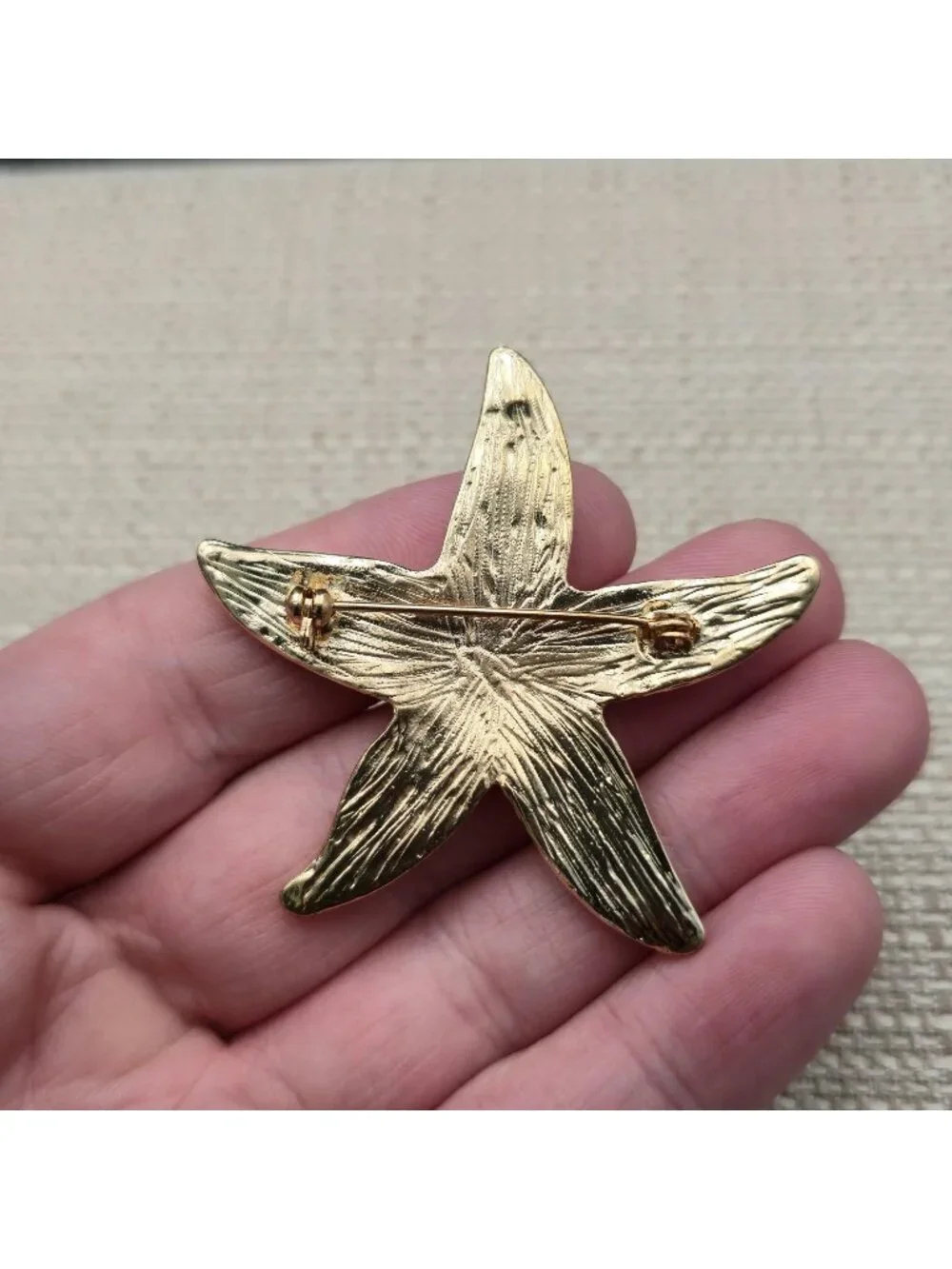 Gold Textured Starfish Brooch - Vintage Ocean Inspired Pin Brooch B1434